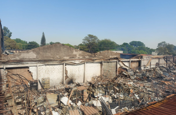 Incêndio destrói estabelecimento comercial e familia precisa deixar sua residência