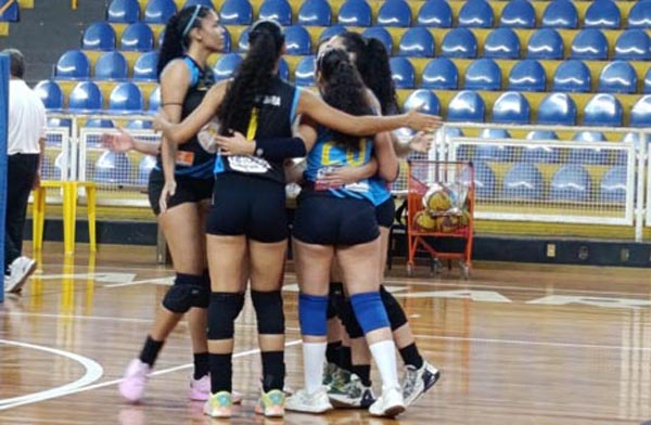 Vôlei feminino assume a liderança da Copa Regional