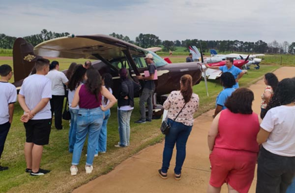 Alunos da rede municipal visitam Clube de Voo e conhecem de perto o universo da aviação